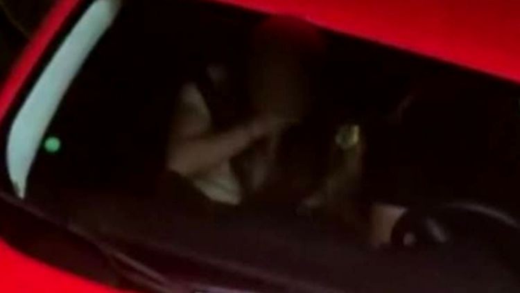 Homem chama a amante para ser surrada pela esposa dele dentro de carro