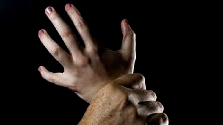 Mulher é espancada após recusar manter relação sexual com ex-marido bêbado.