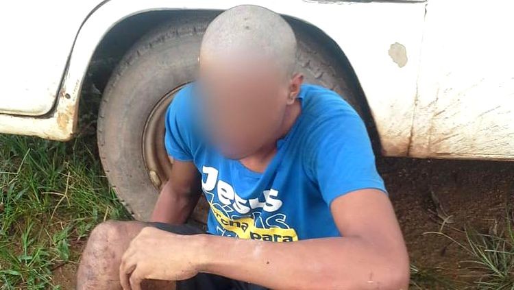 PELADÃO: Rapaz é surrado por populares ao ser flagrado correndo nu na rua