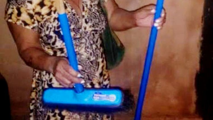 Mulher espanca marido a vassourada durante discussão em residência