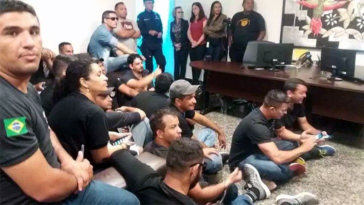 VÍDEO: Agentes penitenciários invadem Palácio Madeira; Estão sentados no chão e algemados