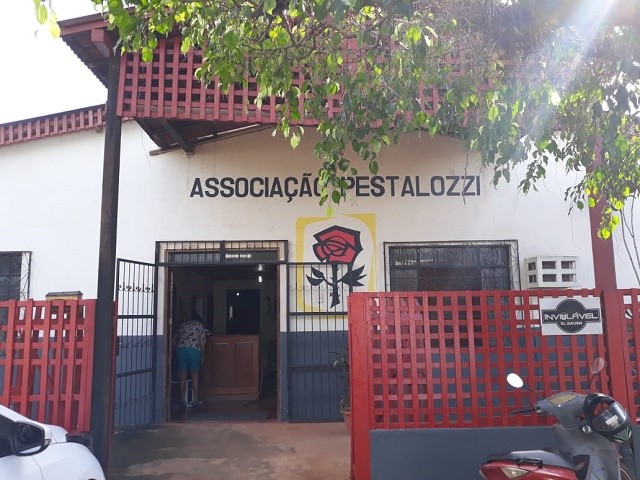 ÔNIBUS ADQUIRIDO COM EMENDA DO DEPUTADO DR. NEIDSON CHEGA NA PESTALOZZI.