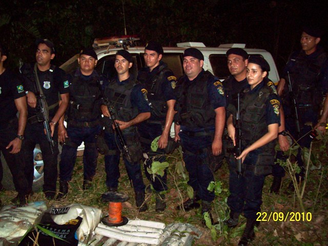 EXCLUSIVO - ROTAM localiza bananas de dinamite em matagal nos fundos do Presídio Federal de Rondônia