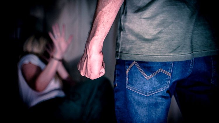 Filho armado invade casa, agride mãe e foge levando carro dela