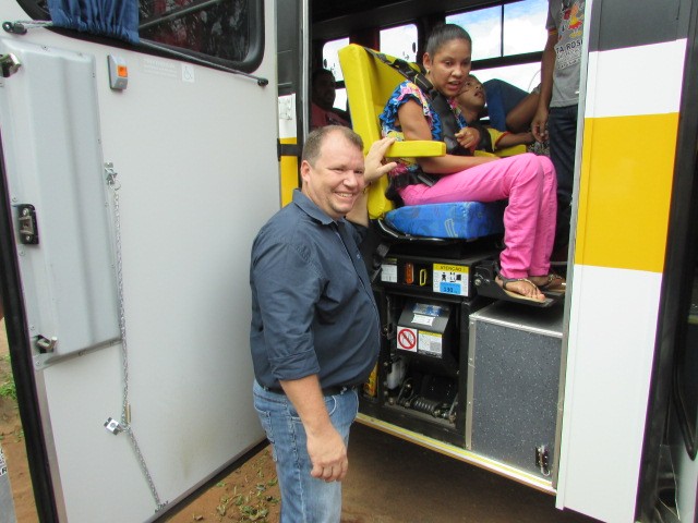 DEPUTADO DR NEIDSON FAZ ENTREGA DE UM MICRO ÔNIBUS PARA PESTALOZZI EM GUAJARÁ MIRIM
