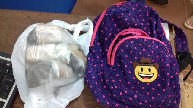 POLÍCIA APREENDE NA BR - 425 MÃE QUE USOU MOCHILA INFANTIL DE FILHA MENOR PARA TRANSPORTAR DROGA