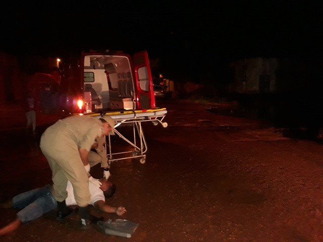 VÍDEO: BURACO EM AVENIDA FAZ CICLISTA CAIR AO SOLO E SER ENCAMINHADO PARA O HOSPITAL REGIONAL DE GUAJARÁ-MIRIM.