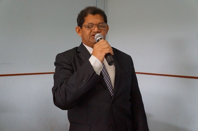 VEREADOR FAZ PEDIDO A SENADOR: RECURSO PARA CONSTRUÇÃO DE CASAS POPULARES