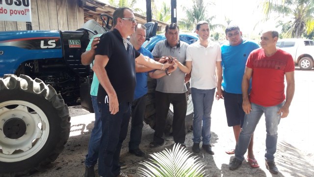 DEPUTADO DR. NEIDSON FAZ ENTREGA DE UM TRATOR PARA COMUNIDADE SÃO MIGUEL NO KM 14