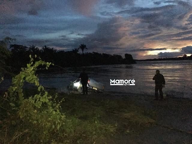 POLICIAIS PASSAM A NOITE A BEIRA DE RIO PARA RECUPERAR CAMINHONETE QUE SERIA CRUZADA PARA O LADO BOLIVIANO