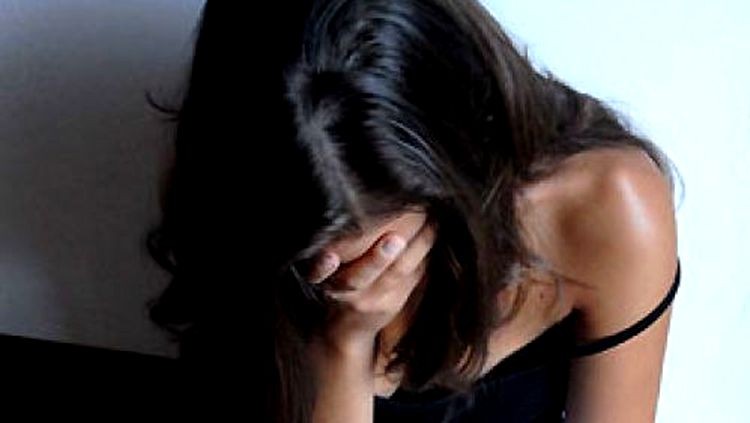 Suposto membro de facção tenta matar a filha e quebra dedo de PM