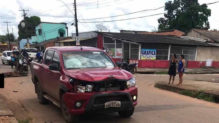 IMAGENS FORTES: Empresário em caminhonete é acusado de perseguir e atropelar casal em moto após supostamente ser roubado