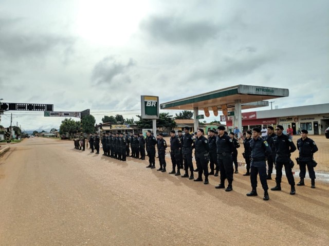 DURANTE FORMATURA POLICIAIS MILITARES RECEBEM PROMOÇÃO