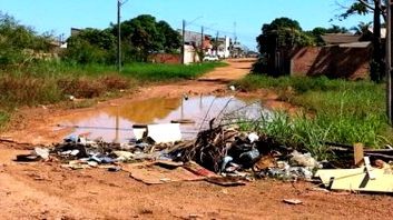 MÁQUINAS NOVAS PARADAS NO PÁTIO DA PREFEITURA CONTRASTA COM SITUAÇÃO DE RUAS DA CIDADE.