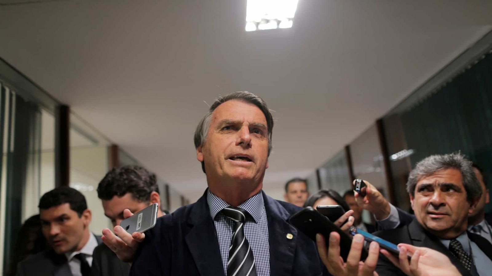 BOLSONARO ASSINA DECRETO COM NOVAS REGRAS SOBRE USO DE ARMAS E MUNIÇÕES