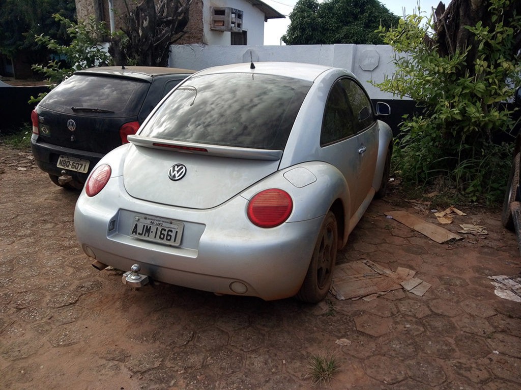 Polícia Militar recupera carro roubado escondido, no bairro Jardim das Esmeraldas