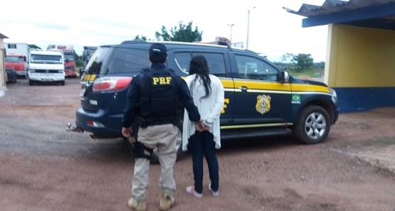 PRF prende mulher com mais de 26 kg de maconha na bagagem