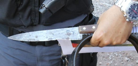 Marido enfurecido amola faca e tenta decapitar pescoço da esposa