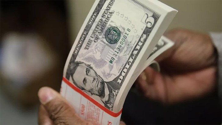 Dólar muda de rumo e passa a cair nesta terça