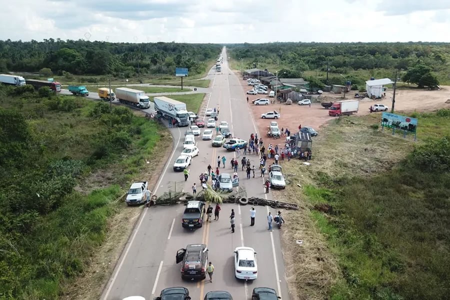 Protesto entre Rondônia e Acre interditam BR-364 e BR-425