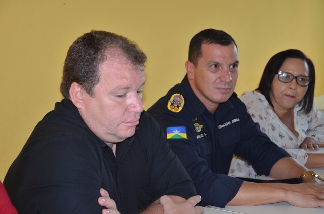DR. NEIDSON COMANDA REUNIÃO COM MORADORES E AUTORIDADES PARA SANAR DEMANDAS DA VILA DA PENHA