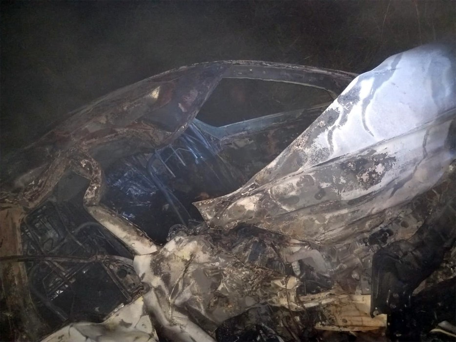 Colisão entre carro e carreta mata três pessoas da mesma família em Extrema
