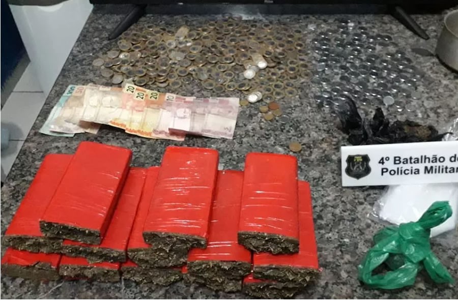 Drogas são apreendidas no telhado de casa em Cacoal, RO