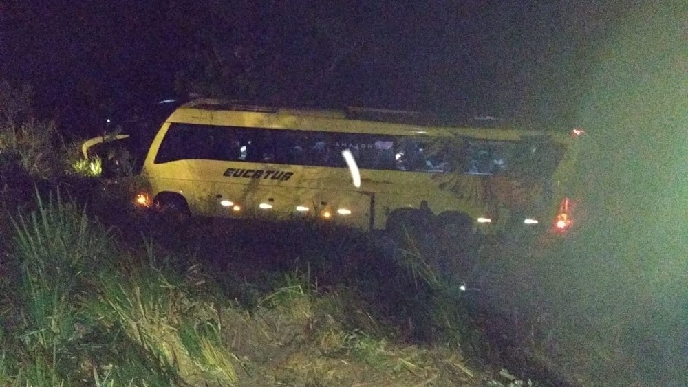 Ônibus com 30 passageiros capota em ribanceira da BR-364