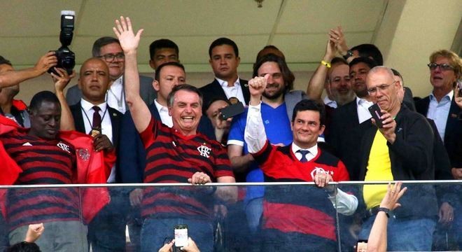 Bolsonaro diz que não demitirá Moro e o mantém na fila do STF