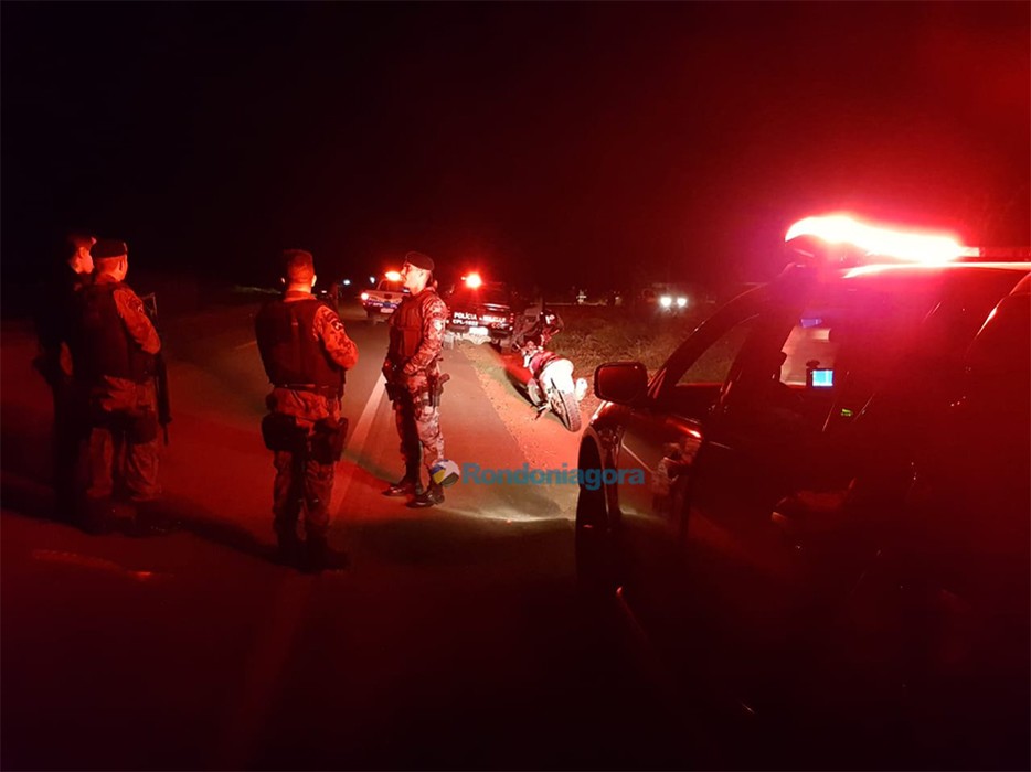 Bandidos armados com fuzis atiram em policiais durante perseguição