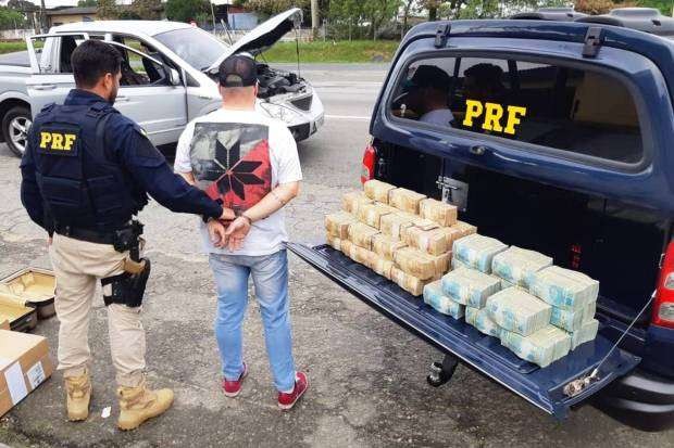PRF apreende R$ 2,5 mi em dinheiro vivo em carro que ia de SP a Camboriú