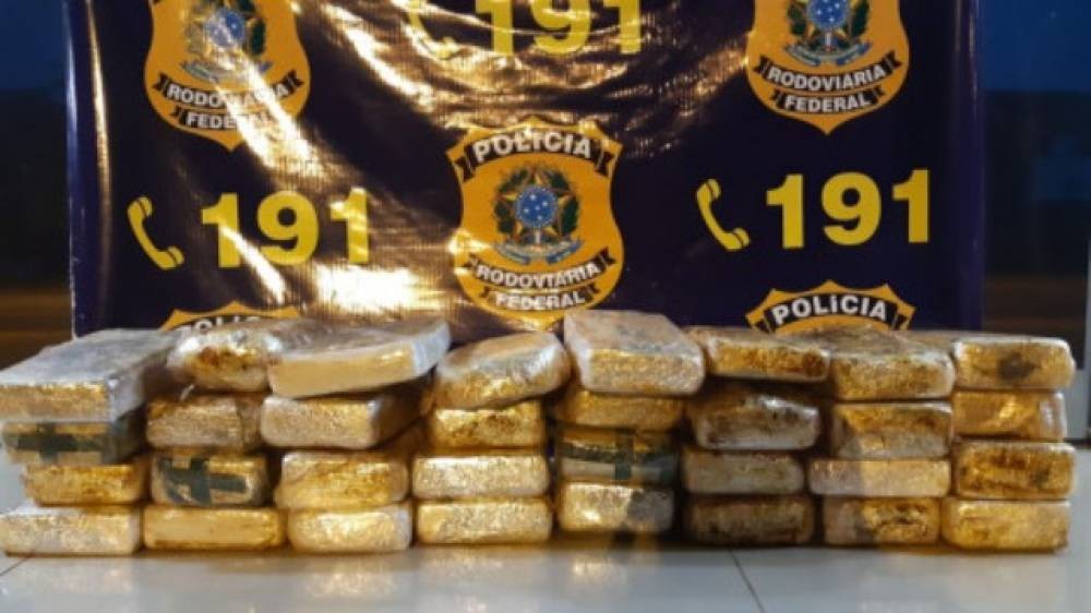 Carro com placas de RO capota em rodovia do Mato Grosso e PRF encontra 33 kg de cocaína