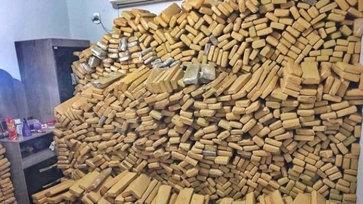 Polícia encontra 4 toneladas de maconha enterradas dentro de caixas d'água em fazenda na fronteira