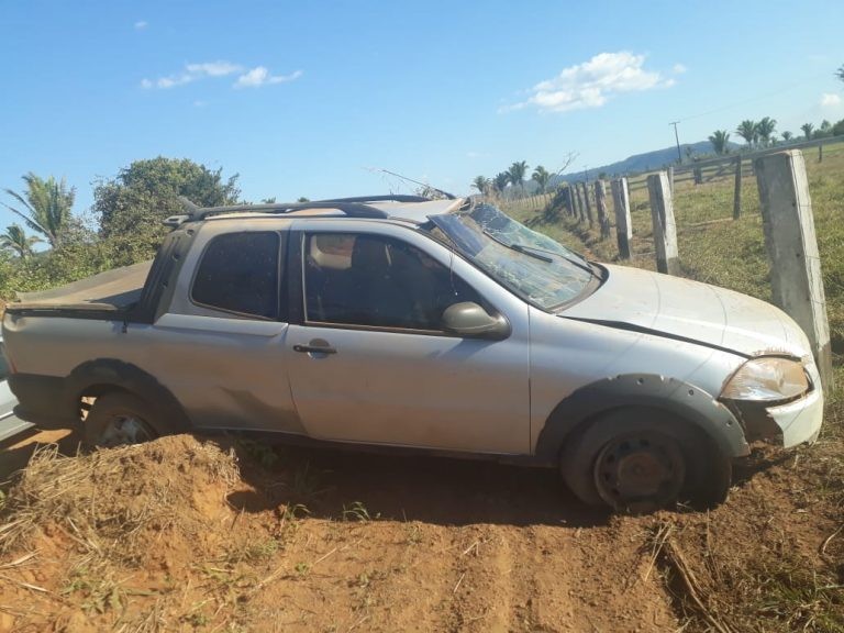 Carro capota após motorista perder o controle do veículo na estrada do Bom Sossego em Guajará-Mirim, RO.