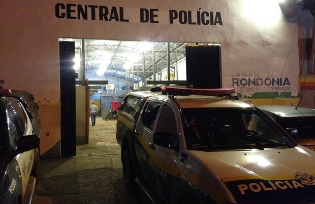 JOVEM MENSTRUADA NEGA SEXO E APANHA DE NAMORADO.