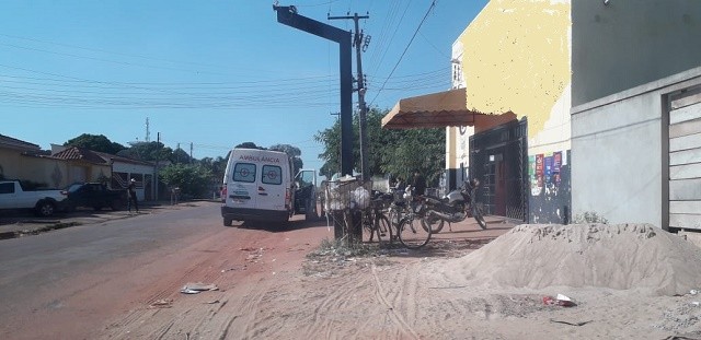 USUARIO DO SUS FLAGRA AMBULÂNCIA TRANSPORTANDO GARRAFÕES DE ÁGUA MINERAL.