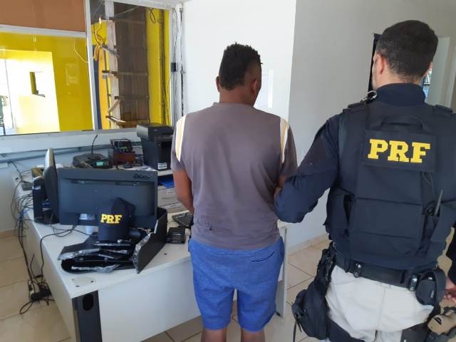 PRF flagra homem transportando 5 quilos de cocaína em ônibus na BR 364