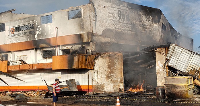 Cinzas, fumaça, brasas e focos de fogo; foi o que restou do prédio da Rondobrás