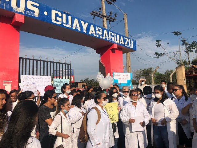 MAIS DE 450 ALUNOS BRASILEIROS E BOLIVIANOS QUE ESTUDAM MEDICINA FAZEM PROTESTO EM GUAYARAMERIN, BOLÍVIA