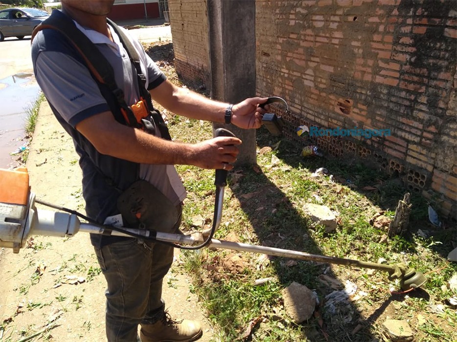 Trabalhador encontra tornozeleira jogada em terreno baldio