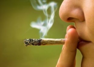 Criança de 01 ano engole cigarro de maconha após Pai se distrair fumando na residência em Guajará-Mirim-RO.