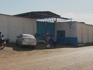 Homem é preso tentando jogar celulares para dentro de presídio