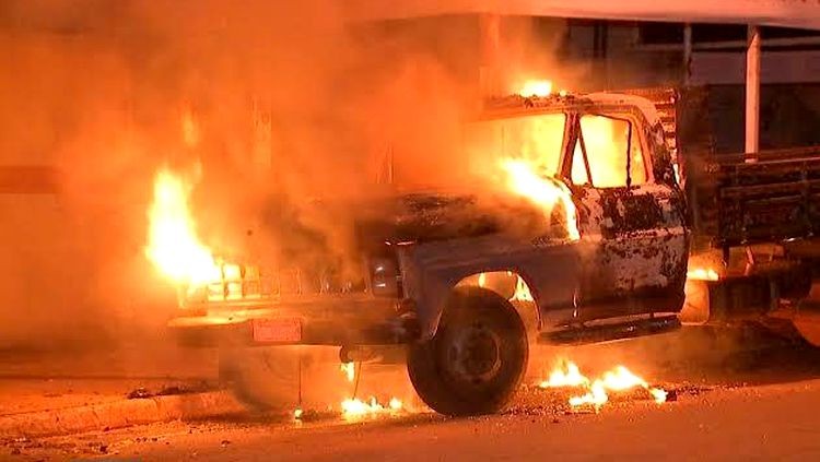 Criminosos incendeiam veículo e expulsam moradores de residência.