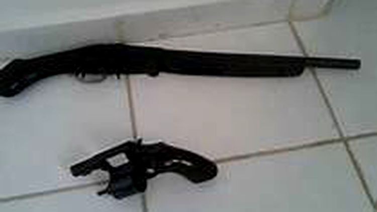 MARIDO É PRESO COM DUAS ARMAS DE FOGO APÓS AMEAÇAR MATAR MULHER