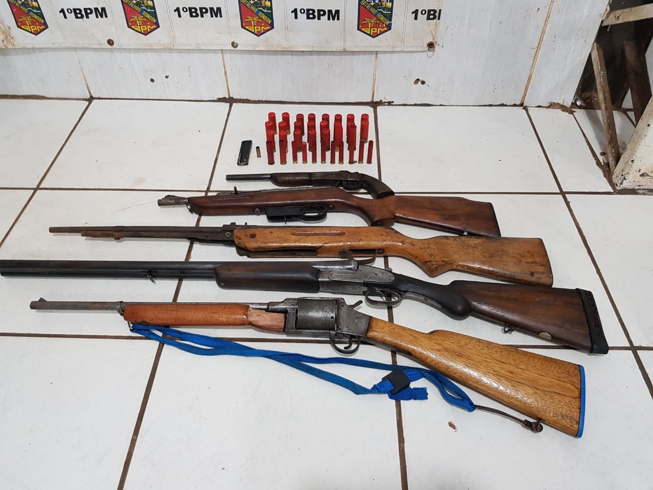 POLÍCIA RECEBE DENÚNCIA E PRENDE HOMEM QUE TINHA VÁRIAS ARMAS E MUNIÇÕES EM CASA ÀS MARGENS DA BR 319.