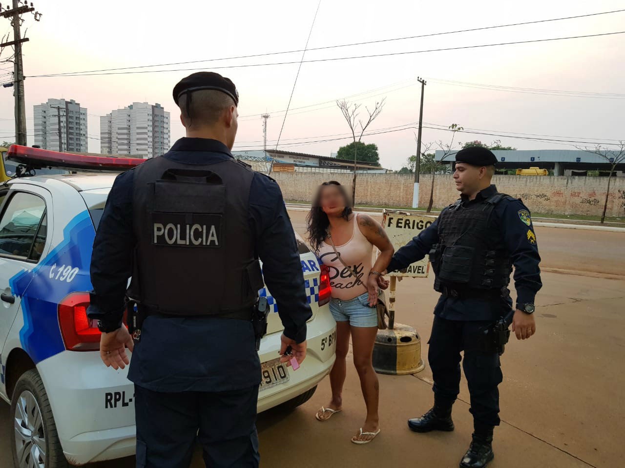 GAROTA DE PROGRAMA DÁ FACADA NO PEITO DE CLIENTE PRÓXIMO REGIÃO DE PROSTITUIÇÃO
