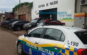 Homem é flagrado com outra, fica com raiva e tenta bater na esposa
