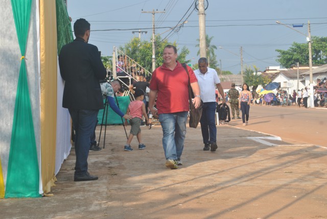 DEPUTADO DR NEIDSON PRESTIGIA DESFILES DE 7 DE SETEMBRO EM GUAJARÁ