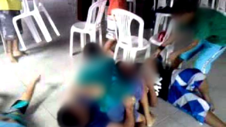 Marido vê amigo acariciando esposa em festa e é preso por agredi-la
