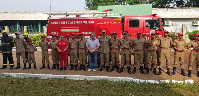 Dr. Neidson entrega kits de uniformes para Bombeiro Mirim de Guajará-Mirim